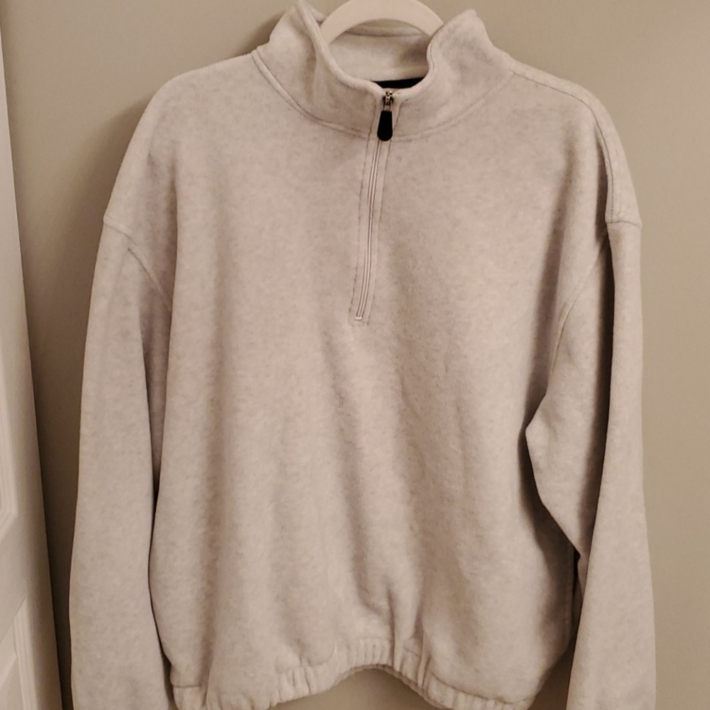 Men's sweatshirt.